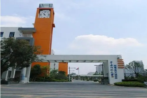 深圳華南師大附屬龍崗大運(yùn)學(xué)校