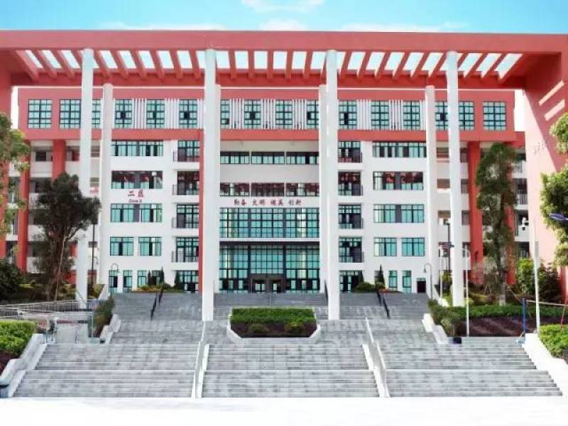 清遠(yuǎn)廣鐵一中（萬(wàn)科城）外國(guó)語(yǔ)學(xué)校